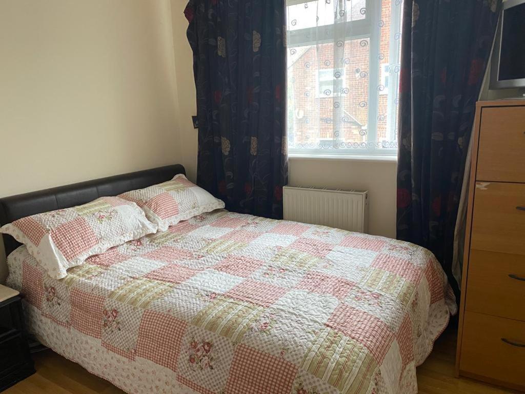 Specious Room In Northolt Northolt  Exterior photo